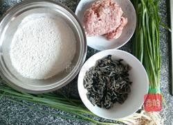 韭菜木耳馅饺子的做法图解1