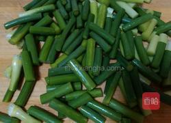 蒜苗炒鸡肉的做法图解1