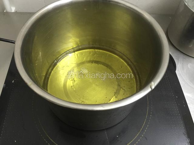 蛋清蛋黄分离.蛋清器皿中不能有油水..➕糖➕盐➕塔塔粉