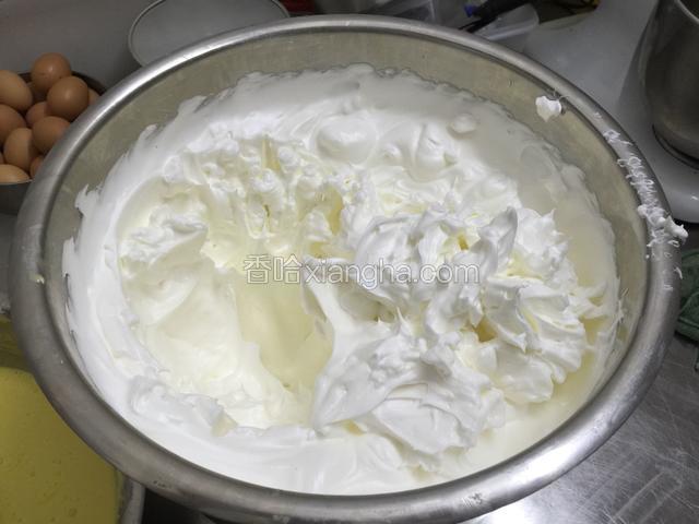 蛋清打发.鸡尾状即可