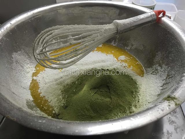➕过筛低粉➕淀粉➕抹茶粉搅拌均匀无干粉状即可.不要过分搅拌