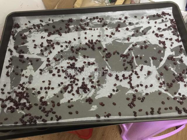 撒红豆在底部不要太多酱料分部摊开抹平震一下入烤炉.上火190下火140.15分钟倒一次盘再靠8分钟左右出炉.要震一下
