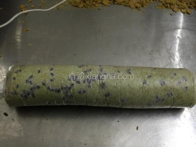 卷好以后冷藏半小时让奶油更好的被稀释