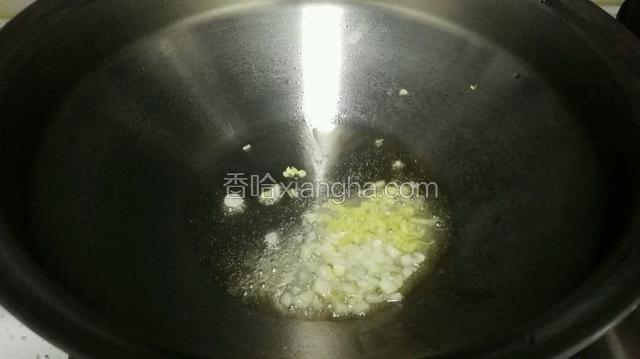 热锅放油，加入姜蒜煸炒出香味。