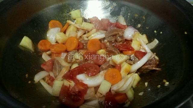加入牛肉翻炒2分钟，再加入生抽翻炒均匀。