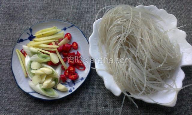 葱姜蒜辣椒切好备用，粉条提前泡软。