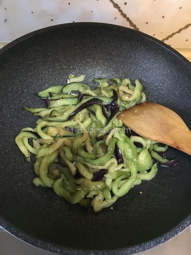 放入茄子条翻炒。