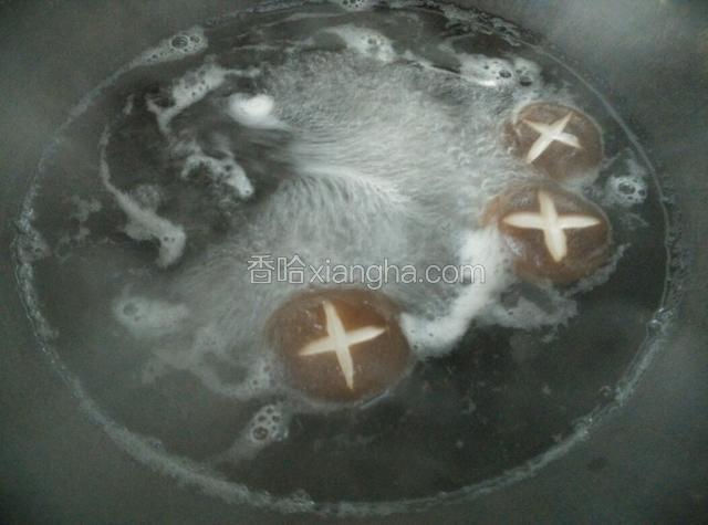 香菇入沸水加盐煮熟，捞出控水