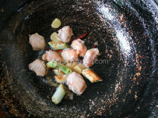 下入鸡翅炒匀，加料酒去腥，加白糖提鲜