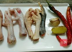 酸辣鸡脚的做法图解1