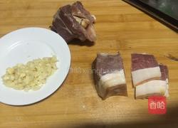 熏肉炒大蒜的做法图解1