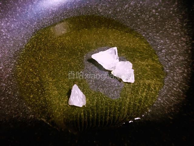 冷油放入冰糖中小火炒糖色