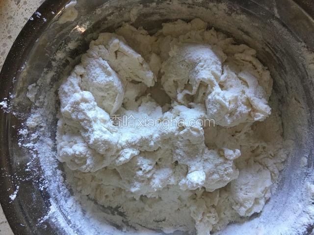 面粉中加入1g盐搅拌均匀，加入适量温水把面粉搅拌成絮装。