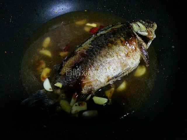 加入少许水煮一煮，中途翻个面更入味