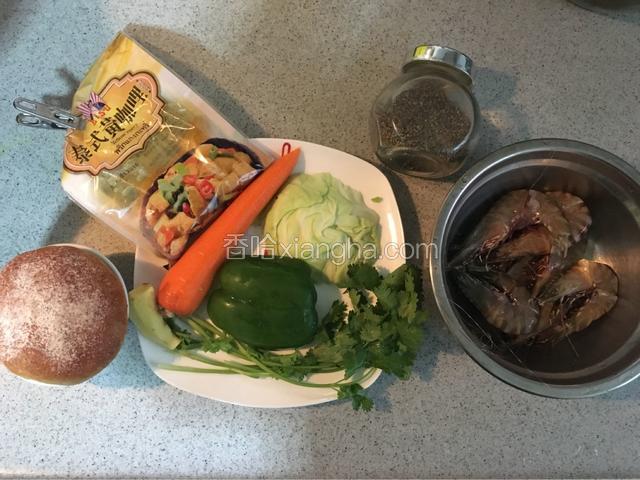 准备主食材！汉堡胚我发过菜谱，这次上面洒的是面粉！
