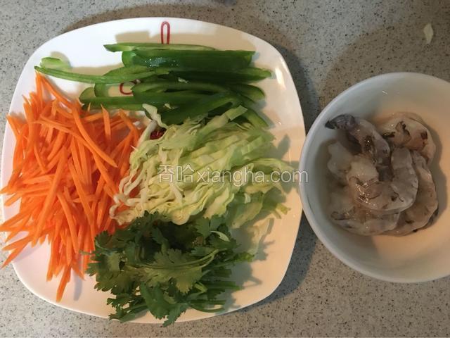 将蔬菜切成丝！虾去皮去虾线；