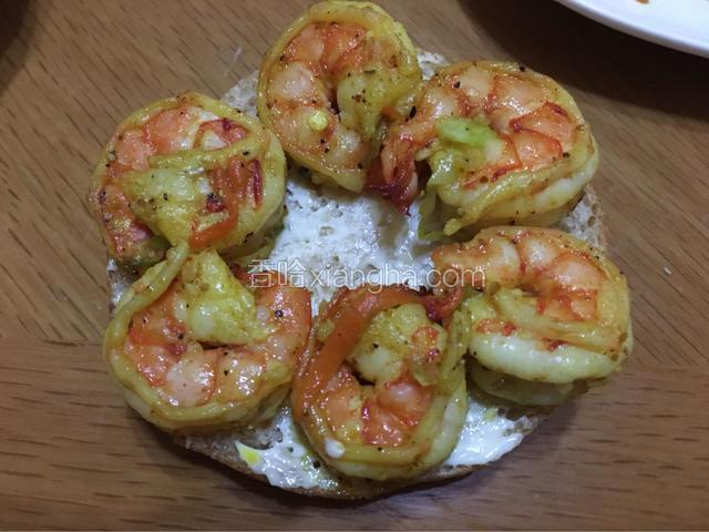 再铺上鲜虾！
