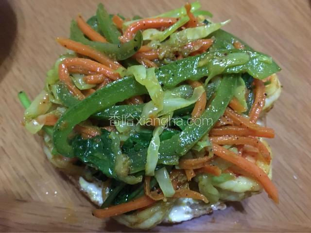 再铺上蔬菜！