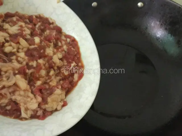 油锅烧热（比平日炒肉的油多点）放入腌好的牛肉划散大火翻炒一分钟；
