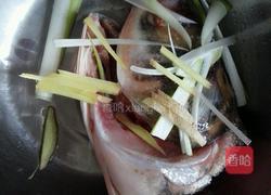 酸笋鱼头汤的做法图解1