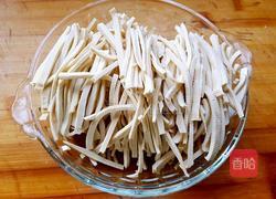 胡萝卜炒豆腐皮的做法图解1