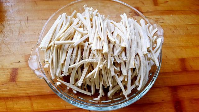豆腐皮切丝！