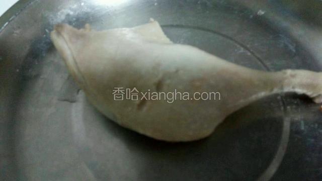 将煮熟的鸭腿捞出晾凉