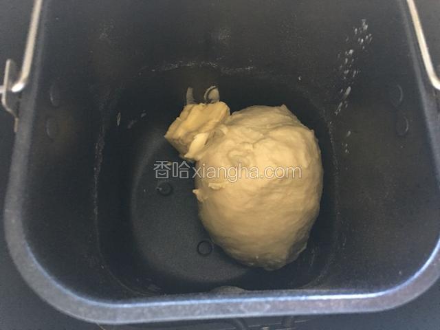 第一个30分钟和面程序结束后，放入软化的黄油，选择第二个和面程序，时间还是30分钟。