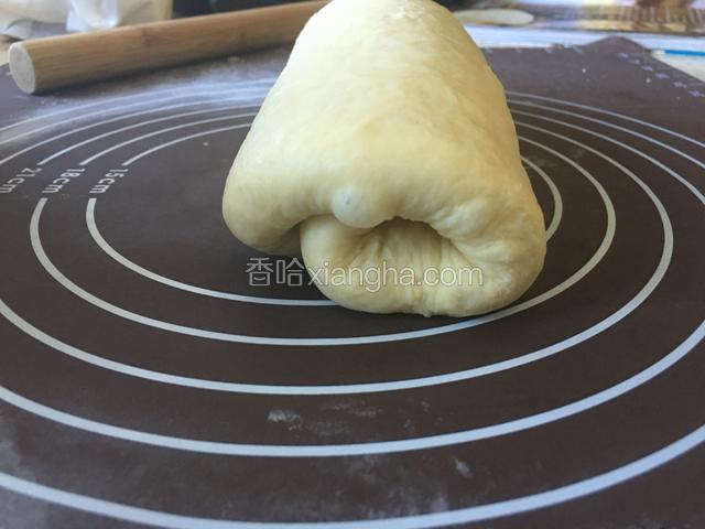 从上往下卷起来。