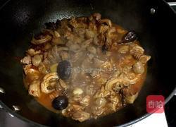 红油肥肠面的做法图解6