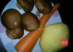 土豆蘑菇炖鸡块的做法图解1