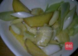 土豆蘑菇炖鸡块的做法图解3