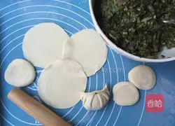 Illustration of how to make leek, egg and shrimp dumpling fillings 8