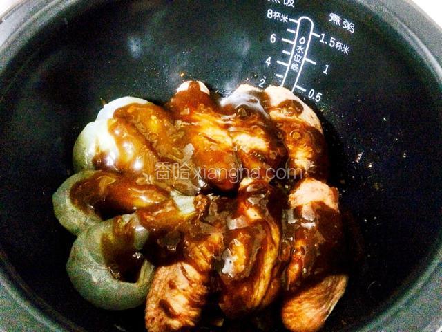 撒上一层酱，按煮饭键，焖好即可