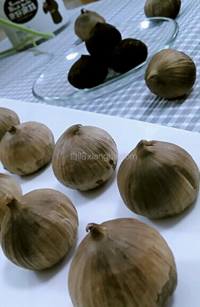 黑蒜剝殼
