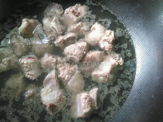 排骨入鍋焯水 用冷水沖洗乾淨血污
