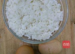 电饭煲蛋炒饭的做法图解1