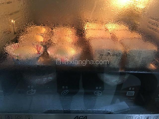 进行第二次发酵、同样烤盘底部放二碗热水发酵档60分钟可以延长20分钟看发酵的程度而定