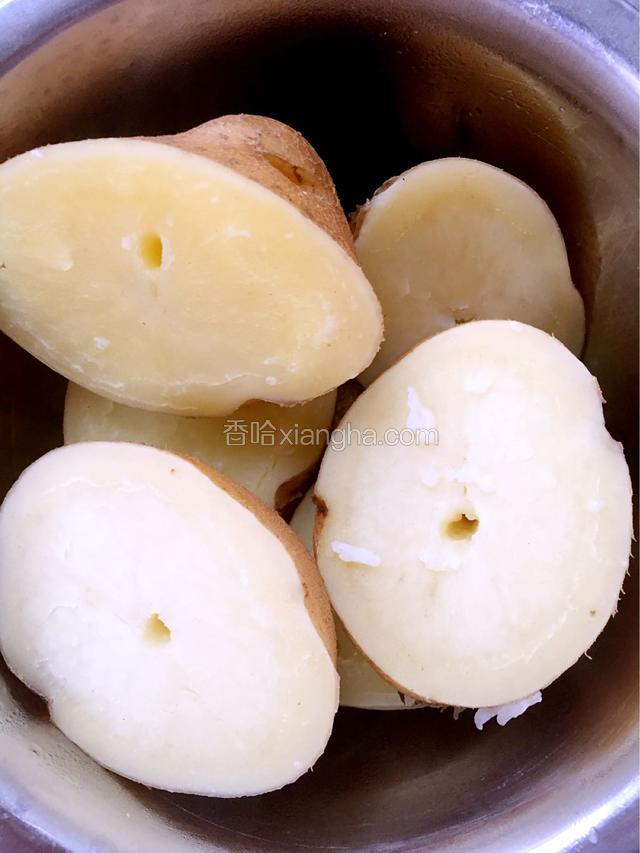 土豆洗净蒸熟。