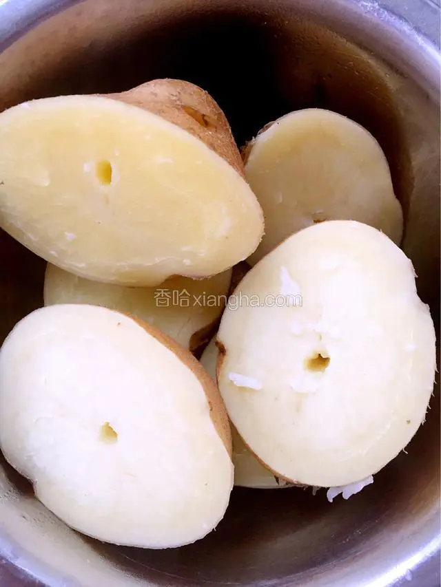 土豆洗净蒸熟。