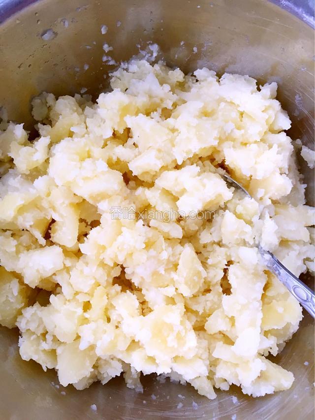晾凉剥去皮，用勺子压碎。