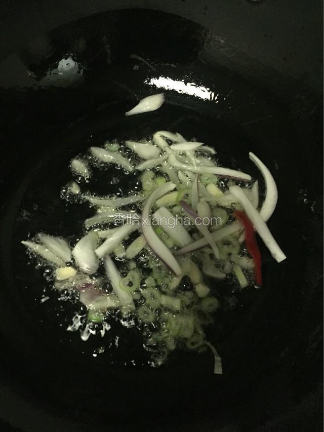 在炒锅里，倒入植物油适量，放入葱、蒜、洋葱、青红椒炒熟。
