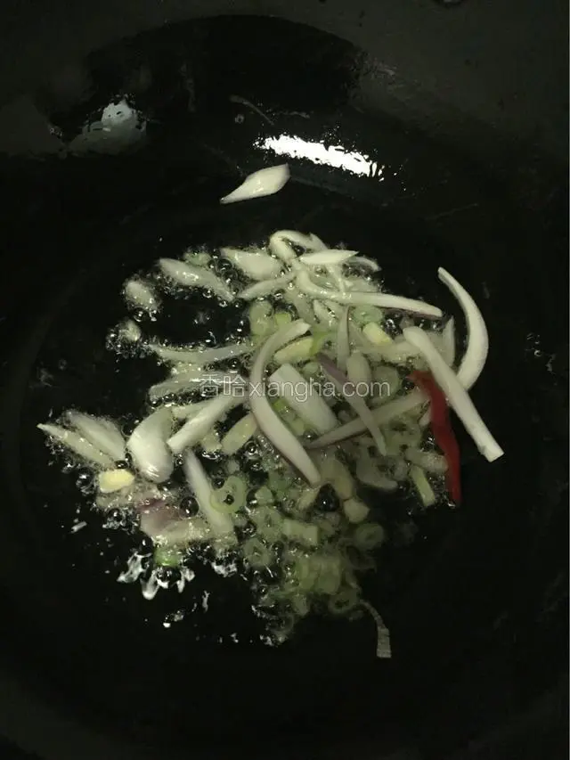 在炒锅里，倒入植物油适量，放入葱、蒜、洋葱、青红椒炒熟。