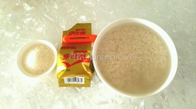 准备材料：大米提前泡2小时