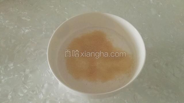 放入酵母粉，搅拌均匀