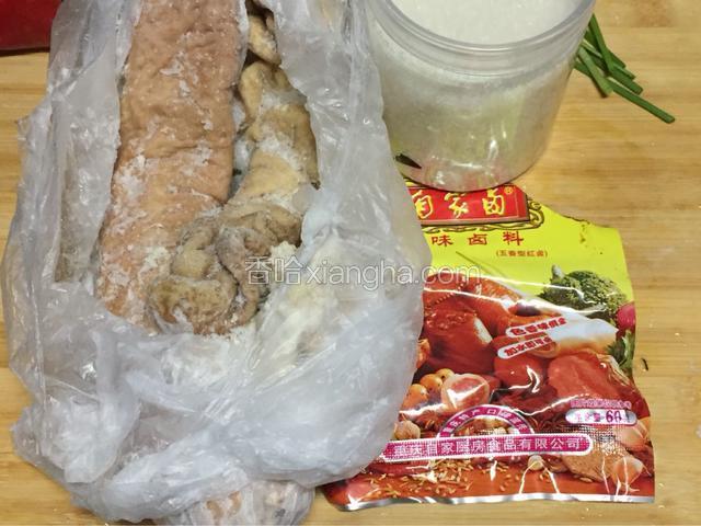 准备好洗干净的肥肠，自家卤，砂糖（清洗方法在泡椒肥肠食谱里面）