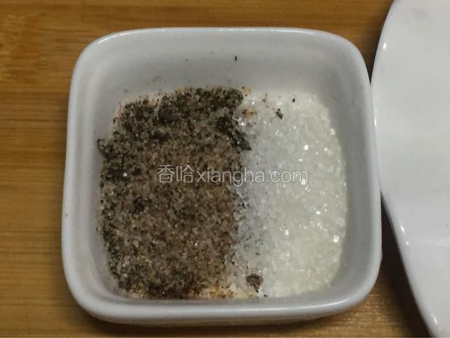 准备好卤料和糖（没有卤料就用少许八角，桂皮，香叶，丁香，老抽代替，卤料的说明里面有用量的）