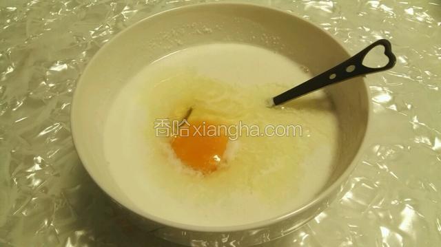 加入鸡蛋，糖搅拌均匀