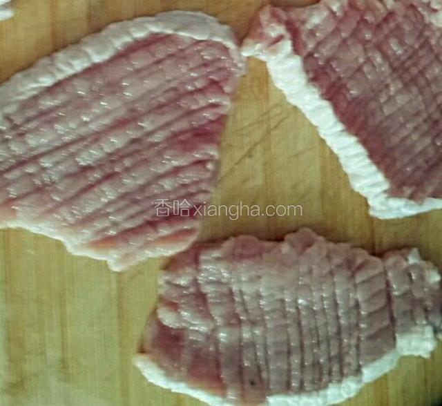 用刀背把肉片敲松。