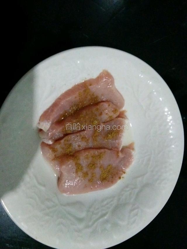 加入适量的料酒，盐和烧烤料，腌制三十分钟。